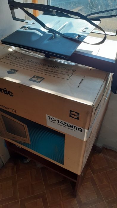 Телевизор Panasonic с кронштейном