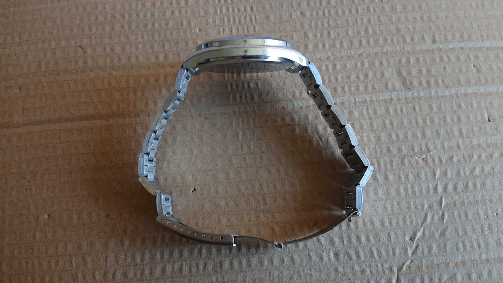 Голям масивен работещ кварцов часовник Valia 8252 .