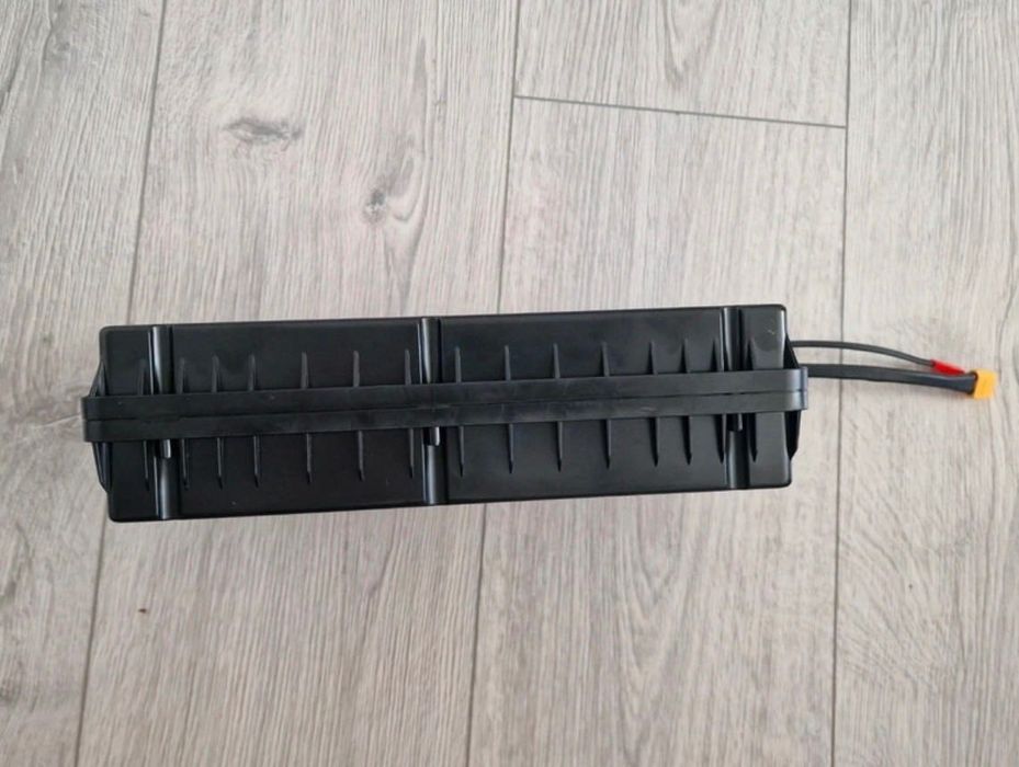 Baterie kukirin g2 a fost folosită 908 km ține bateria 50 km în starea asta depinde cum mergi cu ea are 48v 15,6ah
