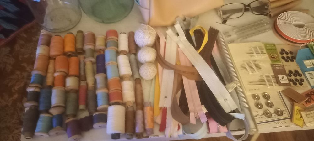 Всё для шитья, термометр ртутный, косметичка, очки, банки