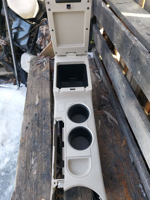 Подлокотник на Subaru Outback.