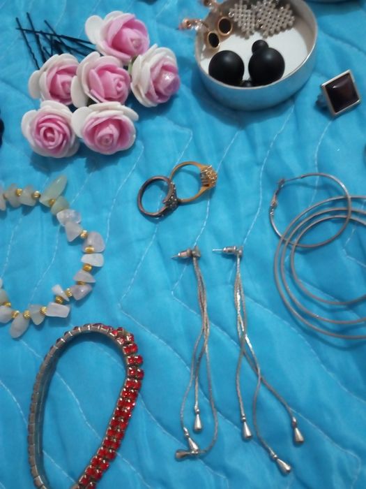 Бижутерия и серёжки.