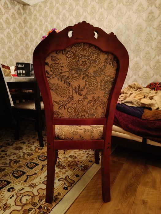 Стол и стулья для гостиной