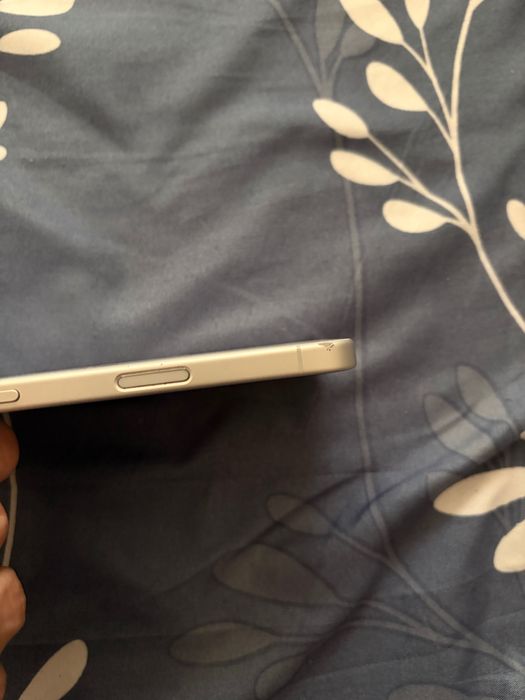 iPhone 16 alb 128 GB 96% (utilizat, eSIM)