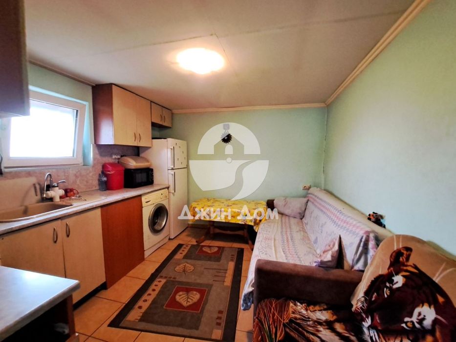 Едноетажна къща с двор в с. Черноград