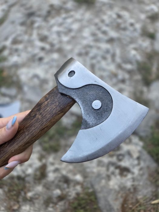 „Уникални брадви за колекционери и ценители"