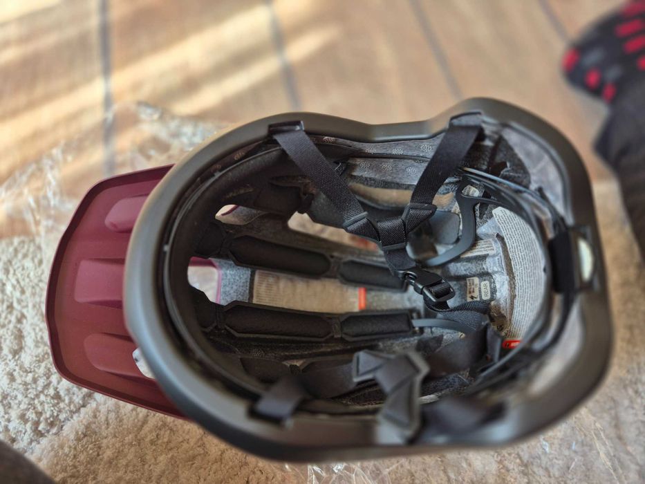 продавам нови каски  с MIP система Specialized Oakley Smith