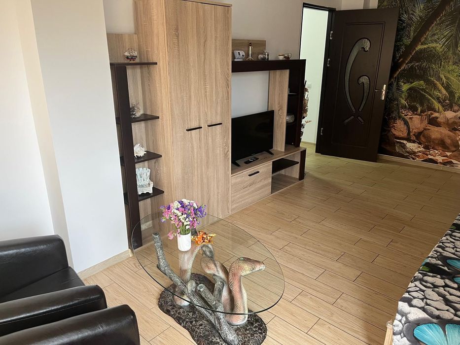 Închiriez studio