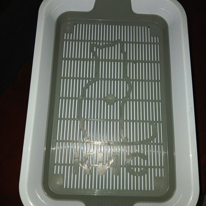 Туалет с сеткой для кошек.