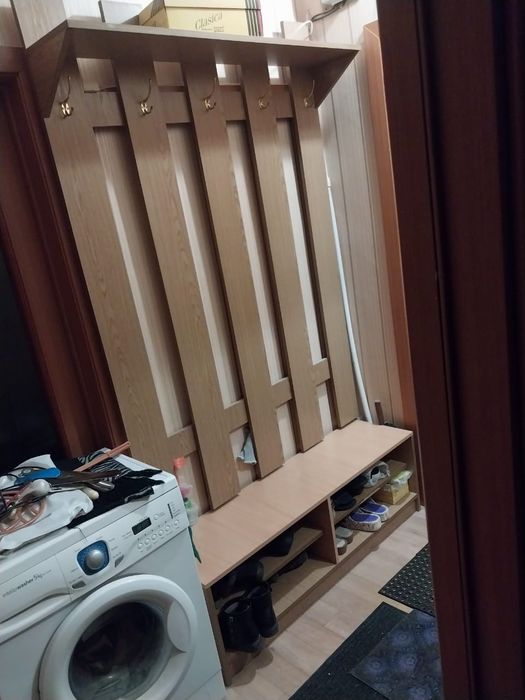 Продам прихожку: вешалка и шкаф.