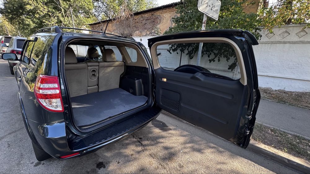 Тойота Рав-4 2012 год