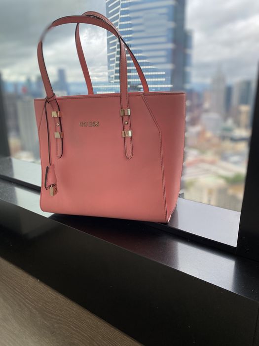 сумку бренда Guess, Италия