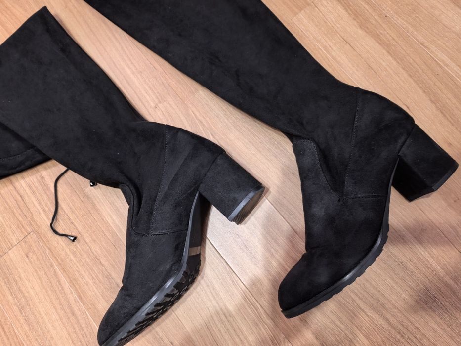 Продавам елегантни черни велурени ботуши на ток.