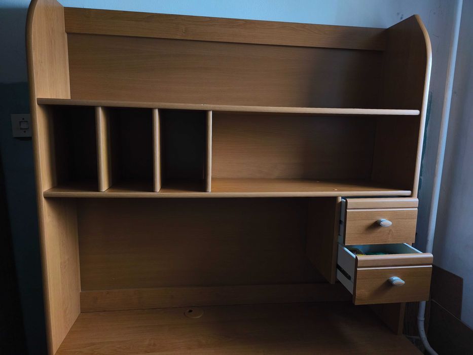 Компьютерный стол с полками и ящиками