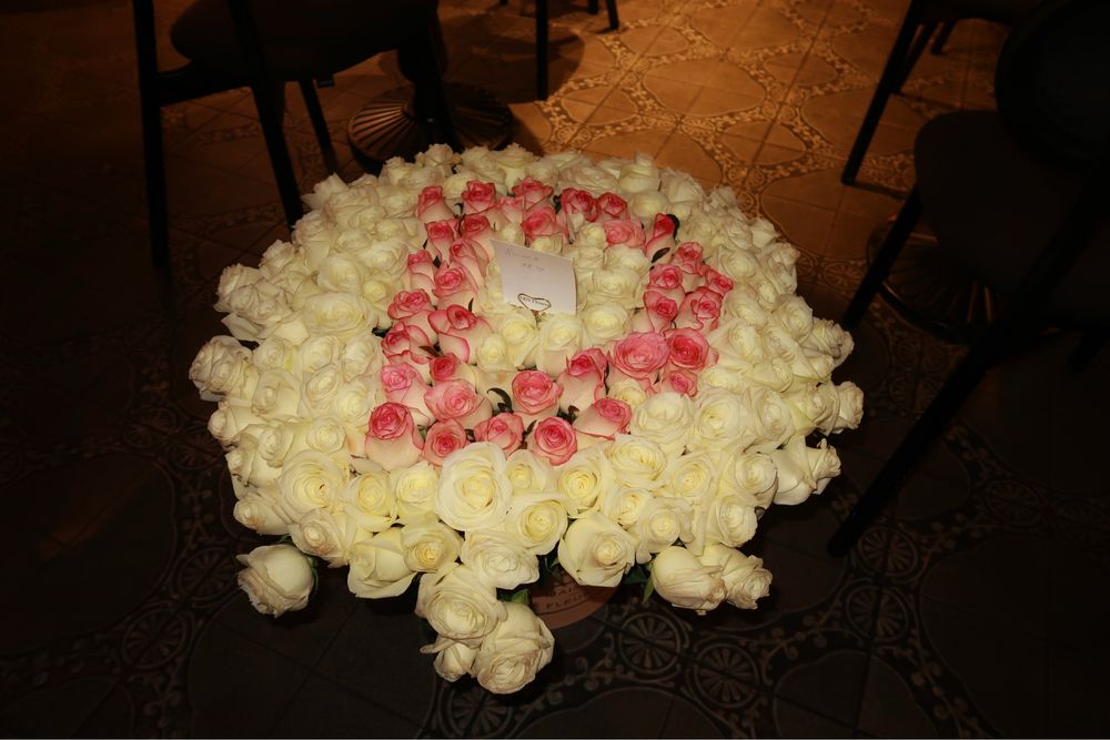 Огромный букет роз с буквой D