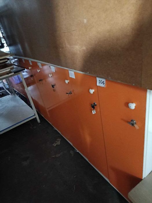 Шкаф для раздевалки + сумки магазина