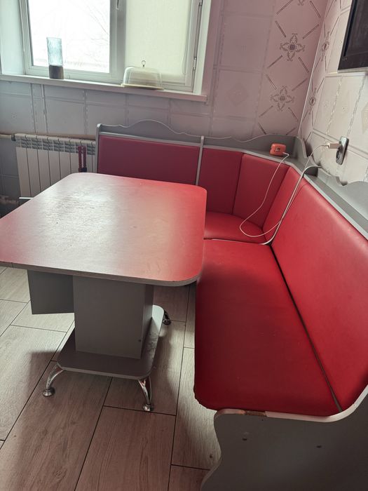 Кухонный уголок со столом