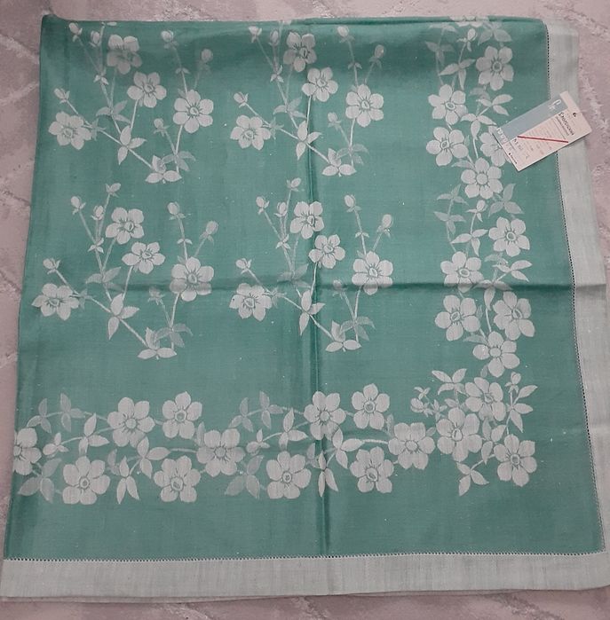 Продам новые Советские скатерти и покрывало.