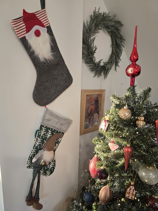 Коледна украса-елха,стъклени играчки,лампички,ДядоКоледа,елф,чорапчета