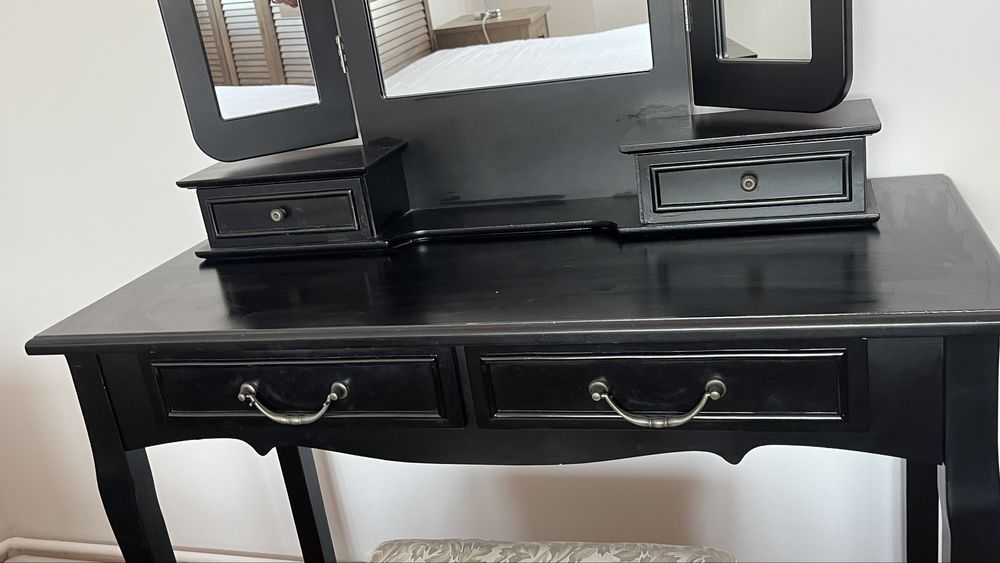 Masa de cosmetica cu scaun