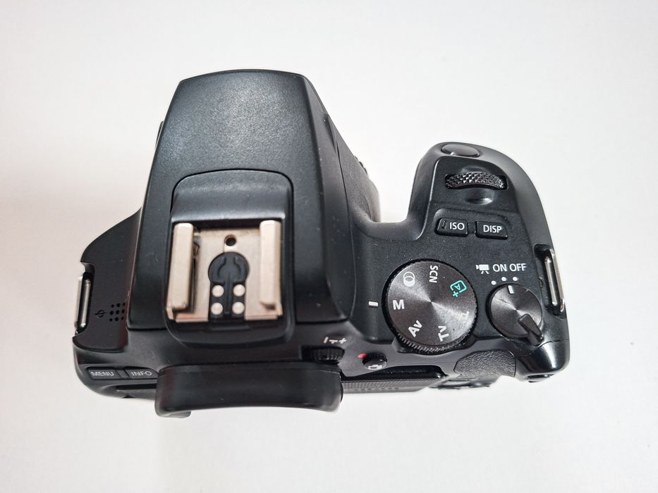 Canon EOS 250D DSLR + 50mm 1.8 STM + Blitz +Trigger- kit sau  separat