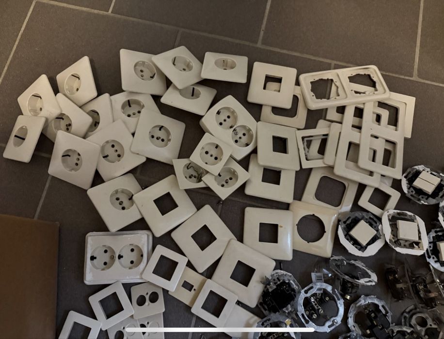 Голям лот висококачествени немски контакти, ключове, капаци и рамки