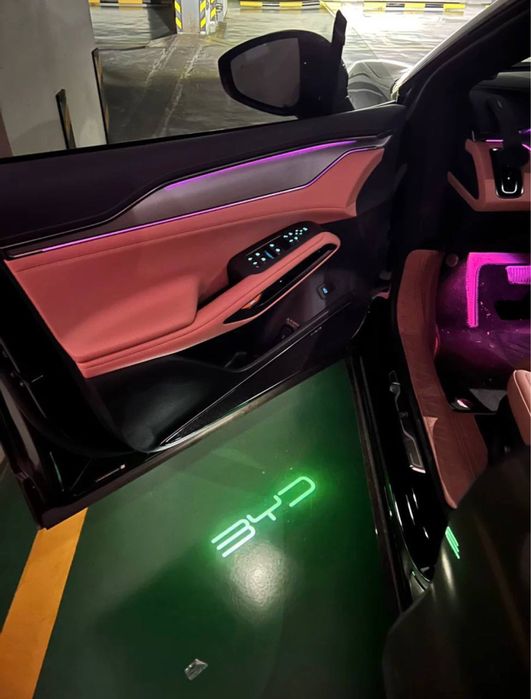 Дверная проекция BYD - срабатывает при открывании передних дверей