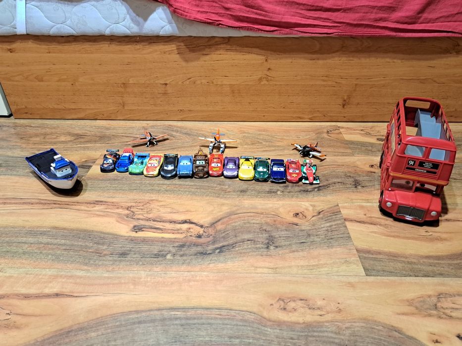 Колички от сериите ,,Колите" и самолети от сериите,,Самолетите".