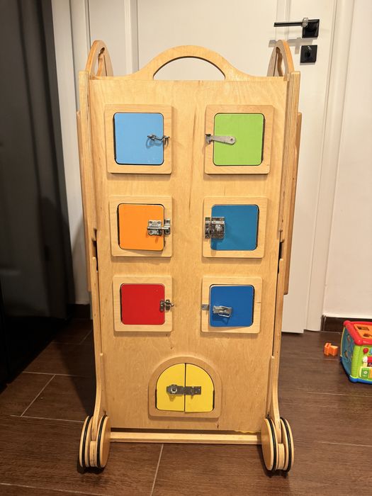 Turn de învățare Montessori din lemn, cu Busy Board și roți