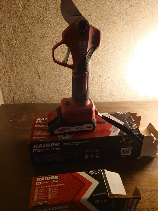 Лозарска акумулаторна ножица Raider