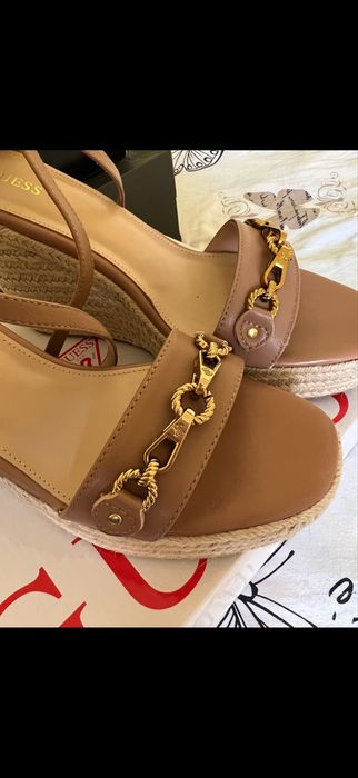 Сандали на платформа guess