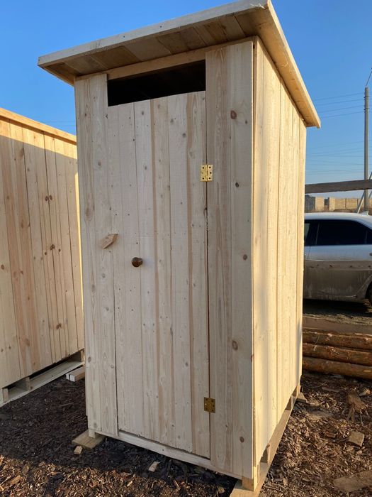 Туалет уличний деревянный