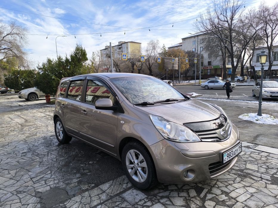 Nissan Note 2010 автомат