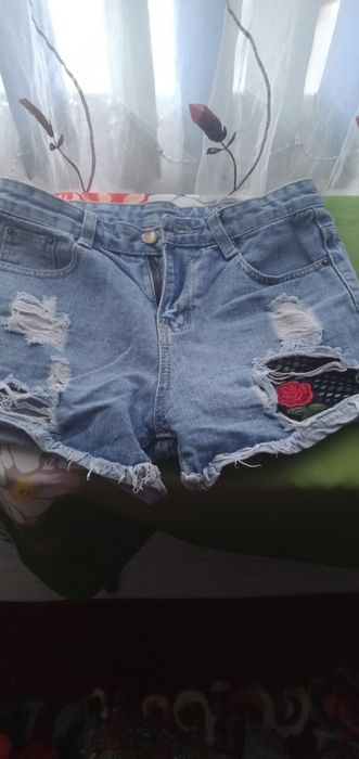 Продам две. пары джинсовые шорты.