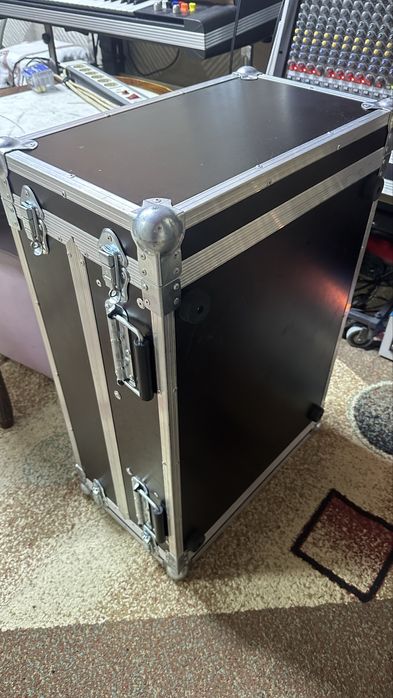 Acest case este bun pentru Midas 32 si Behringer Wing plus o putere de o unitate sau alceva asemanator