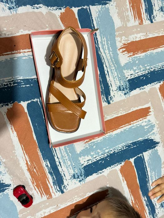 Срочно продам Новые Босоножки