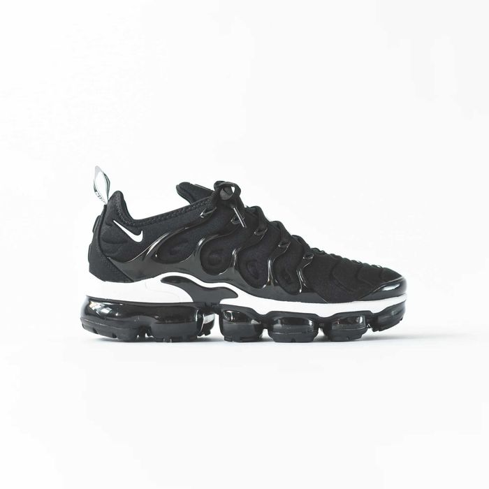 Обувки NIKE / VaporMax / Plus Black And White + КУТИЯ