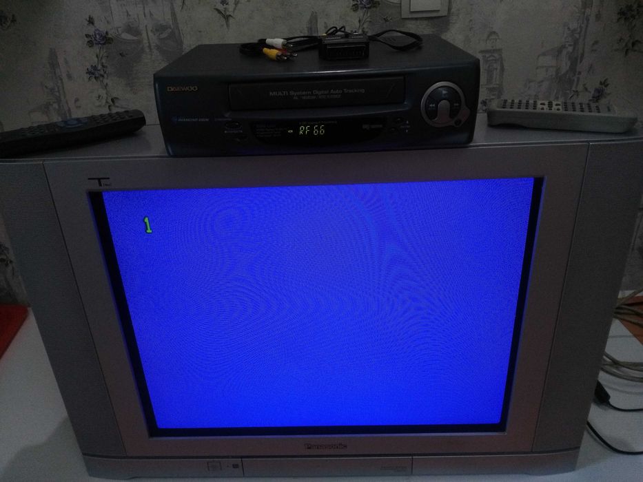 видео-магнитофон DAEWOO VQ270Kи тел. PANASONIK-TAU GIGA 72 дюйма
