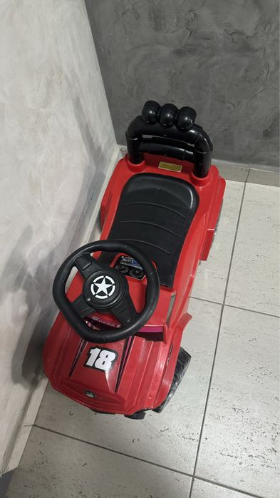 Продам машинку детскую