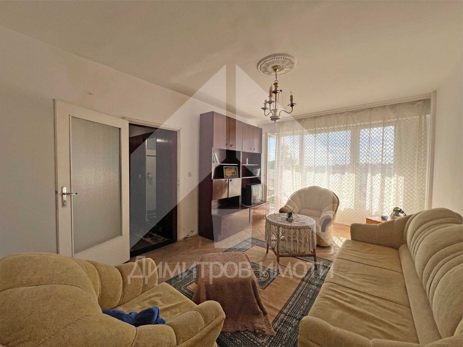 Продава се 65 кв.м. двустаен запазен апартамент ЦЕНТЪР гр. Нови пазар