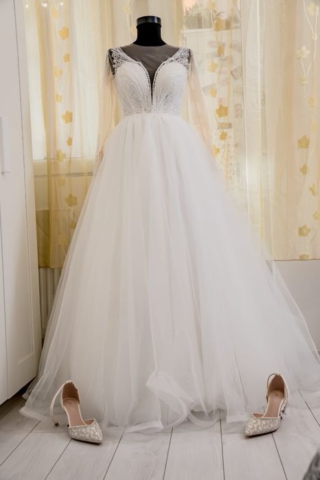 Vand rochie de mireasa  pe corset ofer la ea voal,jupa și cerc