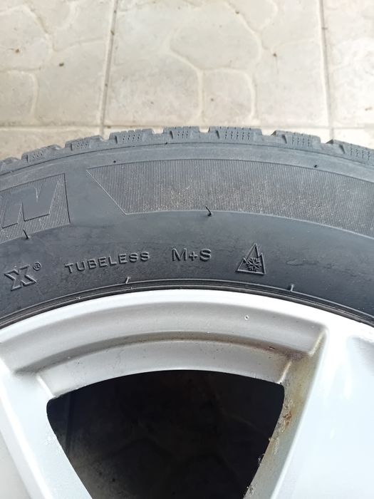 Vând jante de BMW x5 cu cauciucuri de iarnă 2015 255/55R18 M+S 2500 ron