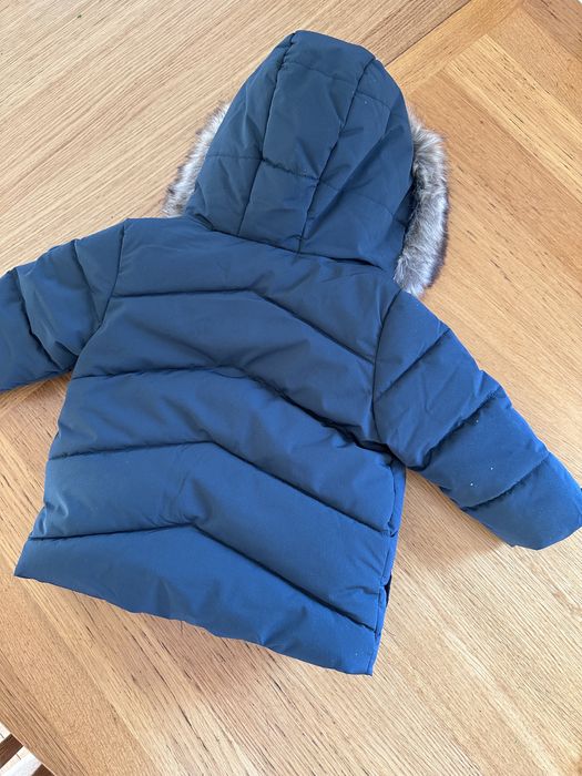 Vand geaca bebe C&A blana/iarna marimea 74(6-9 luni)