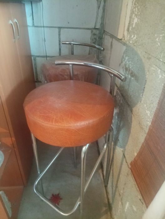 Bar cu 4 scaune.