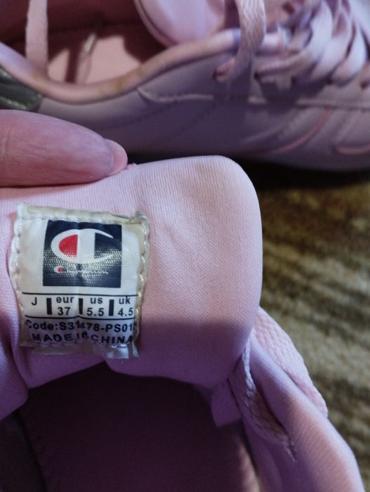 Розови маратонки