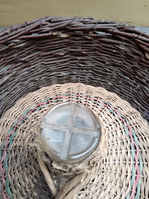 Дървен кош с плетена дамаджана