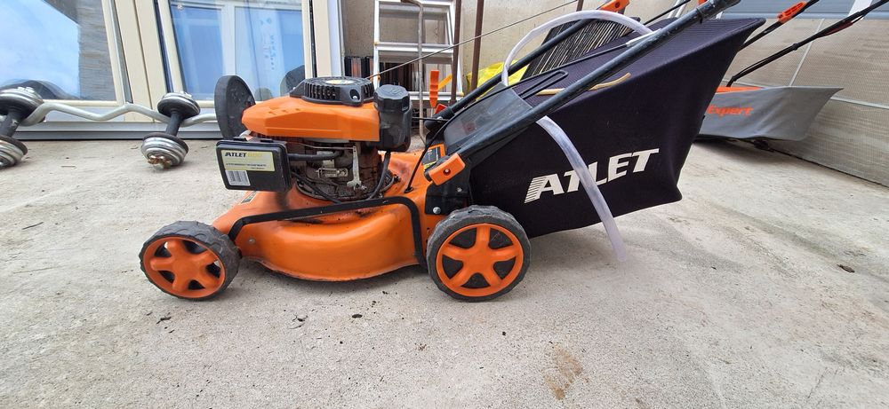 Masinabde tuns iarba pe benzina