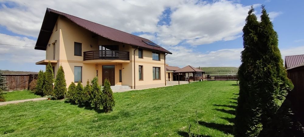 Casă cu teren 2600 mp în Dragomirna – garaj dublu, fotovoltaice,