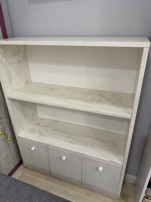 Камод и стол  белого цвета