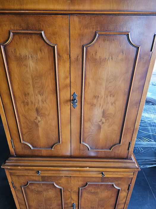 Шкаф за напитки изработен  с естествен  орехов фурнир